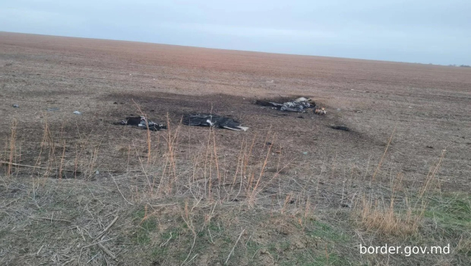 Bucăți de dronă rusească de tip Shahed găsite pe teritoriul Republicii Moldova la 11 februarie 2024. Sursa foto: Poliția de Frontieră a Republicii Moldova.

