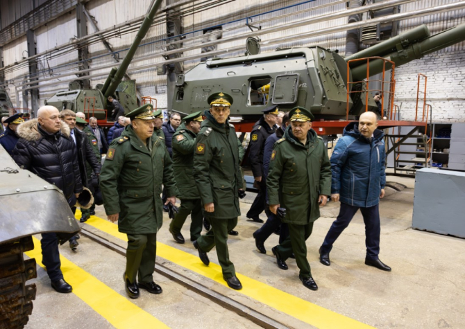 Foto: Ministerul apărării / Șoigu, aflat în inspecție la Uraltransmash - una din fabricile de armament din Urali. Aici se produc și se repară obuziere autopropulsate 2S35 Koalitsiya SV, 2S19 Msta-S, 2S3 Akatsiya, 2S4 Tyulpan, 2S5 Giatsint, and 2S35 Koalit