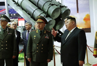 Kim Jong Un și Serghei Shoigu vizitează o expoziție de arme în Phenian, Coreea de Nord, la 26 iulie 2023. Sursa Foto: Korean Central News Agency.