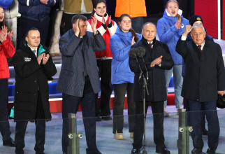 Președintele rus Vladimir Putin, sărbătorind victoria în alegeri alături de „contracandidații” săi. Photo source: Kremlin.ru
