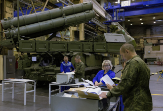 Angajați care lucrează la o fabrică a producătorului rus de rachete Almaz-Antey din Ulyanovsk, Rusia. Sursa foto: Ministerului rus al Apărării.
