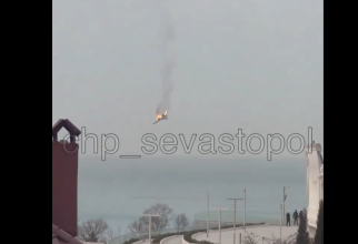 Prăbușirea în Sevastopol a unui avion militar rus, cel mai probabil Su-35, la doar 200 metri de țărmul Mării Negre. Photo source: Nexta via CHP_SEVASTOPOL