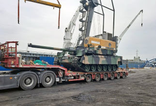 Fotografii de la descărcarea tancurilor K2 în portul polonez Gdynia, martie 2024. Imagini publicate de Hyundai Rotem.