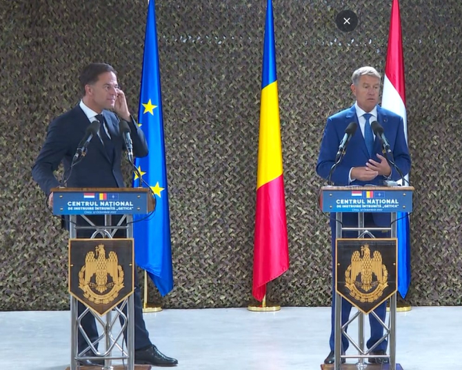 Premierul olandez Mark Rutte și președintele român Klaus Iohannis, în vizită la Cincu, Brașov, unde e dislocat Grupul de Luptă multinațional al NATO din România. Foto: Captură video