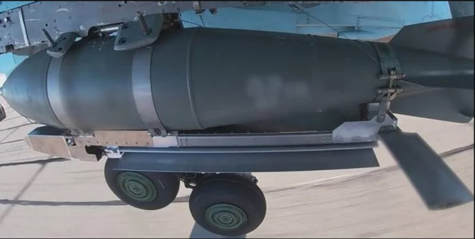 Bombă aeriană rusă FAB-500, transformată într-o bombă cu planare datorită „kitului universal de planare și corecție”, UPMK / Ministerul Apărării al Federației Ruse
