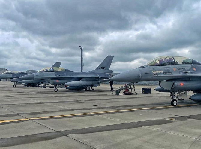 Trei aeronave F-16 ale Forțelor Aeriene Regale Olandeze au aterizat la Fetești. Sursa Foto: Pagina de Facebook a Forțelor Aeriene Române. 