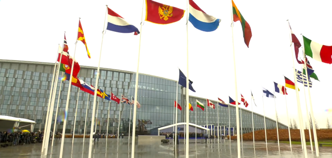 După aproape 200 de ani de neutralitate drapelul Suediei a fost ridicat într-un moment istoric la sediul NATO. Foto: Captură video NATO