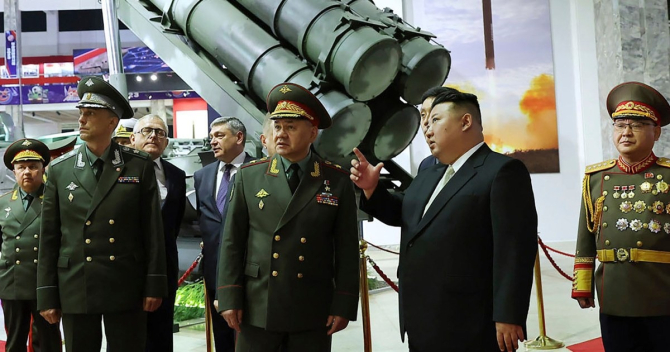 Kim Jong Un și Serghei Shoigu vizitează o expoziție de arme în Phenian, Coreea de Nord, la 26 iulie 2023. Sursa Foto: Korean Central News Agency.