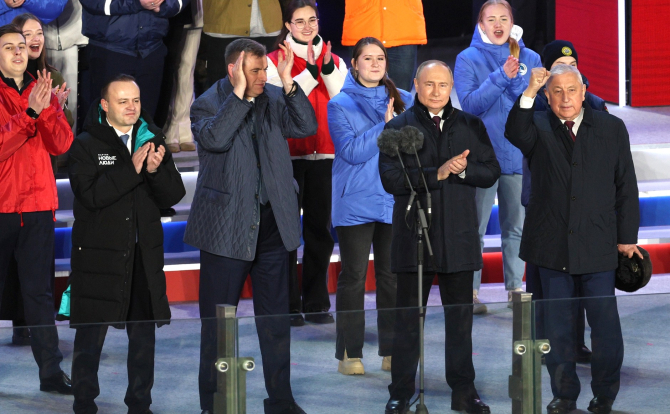 Președintele rus Vladimir Putin, sărbătorind victoria în alegeri alături de „contracandidații” săi. Photo source: Kremlin.ru