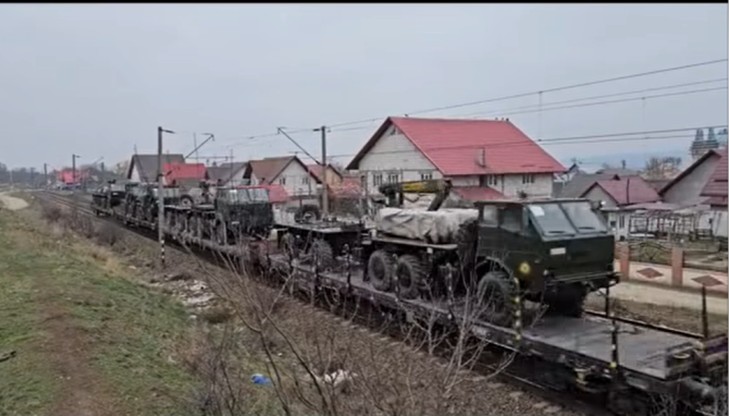 Lansatoare românești APR-40, transportate de o garnitură de tren CFR Marfă către Ucraina