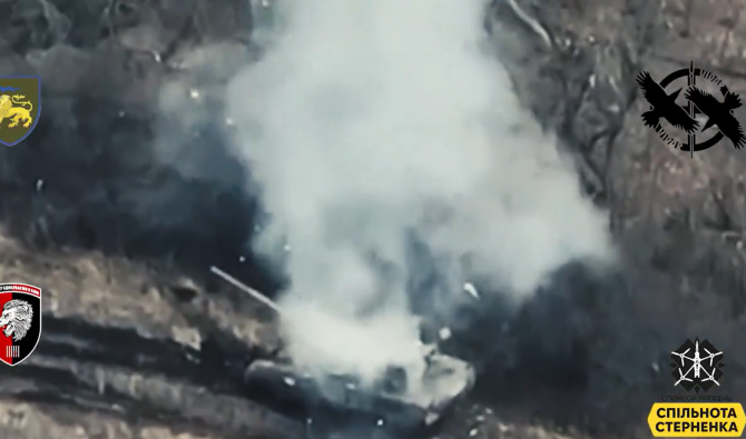 O dronă ucraineană FPV distrugând un tanc rusesc. Photo source: Captură video de pe contul de pe platforma X al utilizatorului Serghei Sternenko