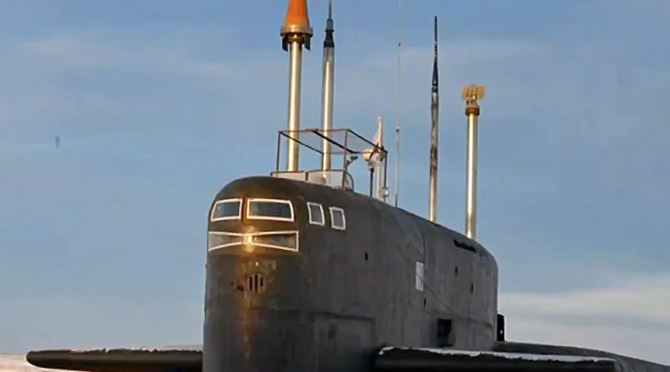 Dispozitiv de protecție împotriva dronelor montat pe submarinul nuclear rus Tula. Photo source: Russia-24 capture via The War Zone