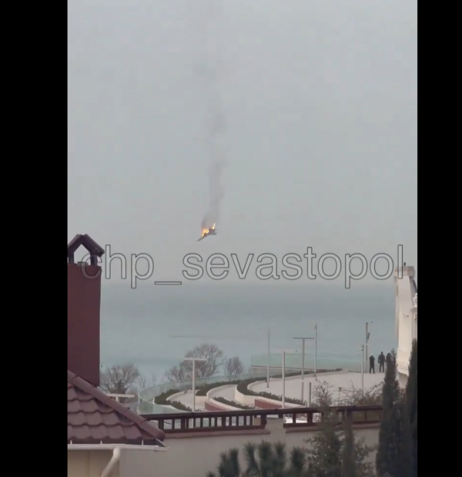 Prăbușirea în Sevastopol a unui avion militar rus, cel mai probabil Su-35, la doar 200 metri de țărmul Mării Negre. Photo source: Nexta via CHP_SEVASTOPOL