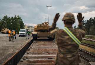 Divizia 1 de infanterie, descarcă tancurile americane M1A1 Abrams - necesare antrenării Forțelor Armate ale Ucrainei - la Grafenwoehr, Germania, 14 mai 2023 / Christian Carrillo, defense.gov