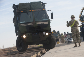 Ajutor militar / Imagine ilustrativă: Regimentul 7 de Artilerie, Batalionul 5 al Armatei SUA, transportă pe cale ferată elemente ale sistemului Patriot; Foto: Us Army