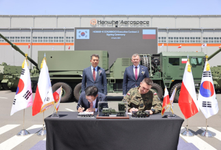 Polonia a anunțat semnarea unui acord pentru achiziția sistemului de rachete cu lansatoare multiplă (MLRS) HOMAR-K cu Republica Coreea, în cadrul unei ceremonii care a avut loc la 25 aprilie în prezența secretarului de stat polonez Pawel BEJDA. Sursa foto