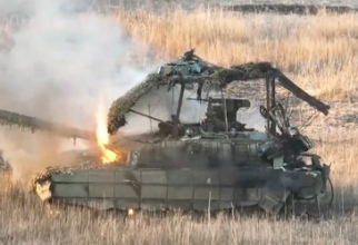 Un alt T-90M rusesc avariat, care a fost abandonat cu trapele deschise, a fost distrus de o dronă fără pilot care a folosit o grenadă M-67. Din nou, un vehicul de 5 milioane de dolari al armatei ruse a fost distrus în câteva secunde.