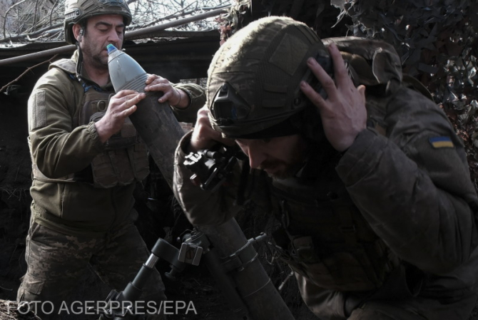 Militari ucraineni care operează un aruncător de bombe (mortier)