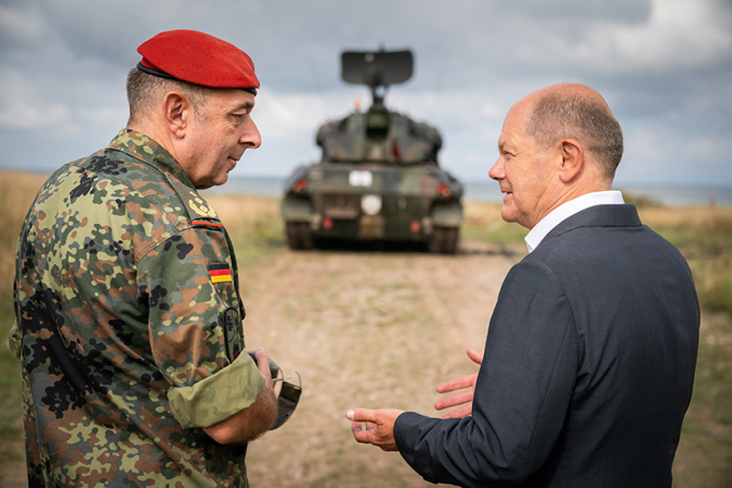 Generalul german Breuer alături de cancelarul federal Olaf Scholz. Sursa Foto:Bundeswehr.