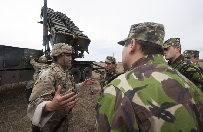 Militariii americani și cei români participă la exerciții militare pe teritoriul României