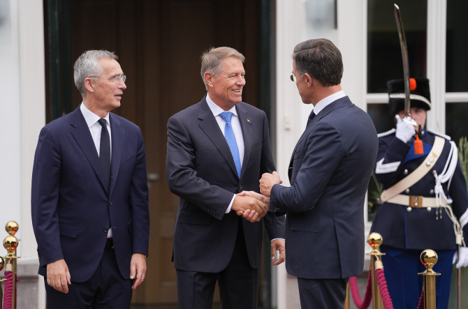 Jens Stoltenberg, secretar general al NATO, președintele român Klaus Iohannis și premierul olandez Mark Rutte. Foto: Administrația Prezidențială a României