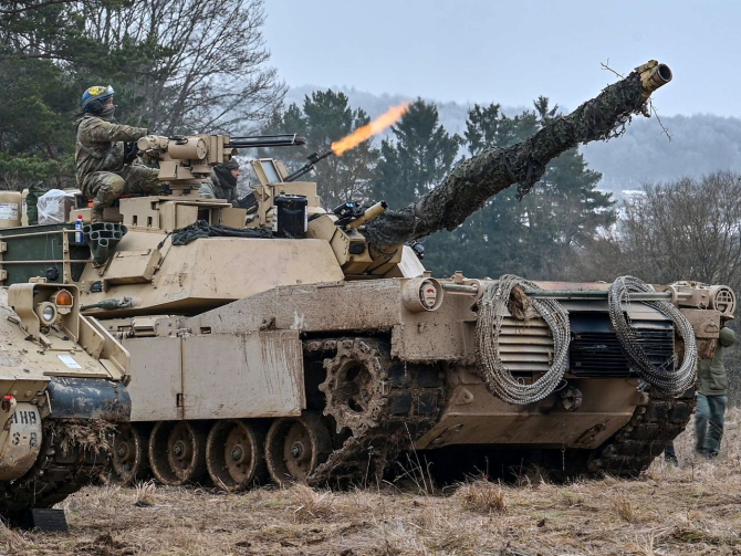 Soldați americani trag dintr-un tanc de luptă principal M1 Abrams în timpul exercițiului militar internațional ""Allied Spirit 2022"" în poligonul de antrenament Hohenfels din Germania. Sursa foto: Armin Weigel/Getty Images.