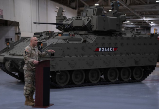 Un M2A4E1 Bradley cu sistemul de protecție activă Iron Fist și alte îmbunătățiri, prezentat în cadrul unei ceremonii recente organizate de Armata SUA. Sursa Foto. U.S. Army.