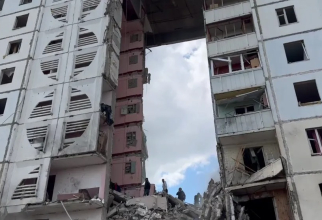 Intrarea prăbușită a unei clădiri rezidențiale din Belgorod. Captură de ecran din materialul postat de Viacheslav Gladkov pe Telegram.
