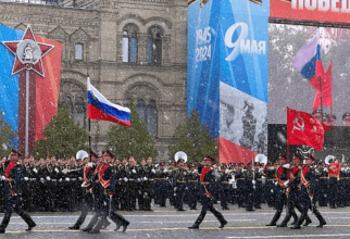 În prezent, la Moscova are loc Parada Victoriei. Este frig, parada a început pe ninsoare, iar comentatorii spun că ultima dată când o astfel de vreme a fost văzută la Moscova pe 9 mai a fost acum 79 de ani. Ei spun că este un semn. Sursa foto: Media rusă