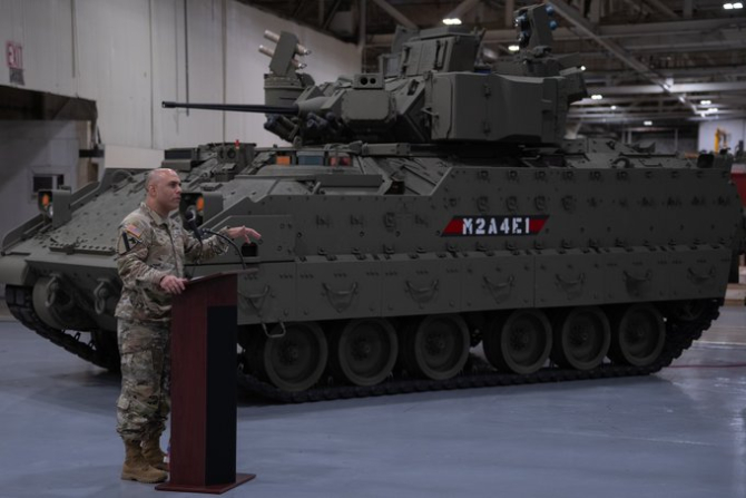 Un M2A4E1 Bradley cu sistemul de protecție activă Iron Fist și alte îmbunătățiri, prezentat în cadrul unei ceremonii recente organizate de Armata SUA. Sursa Foto. U.S. Army.