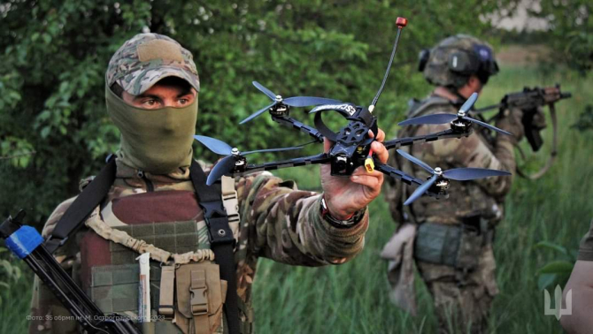 3. Dronă FPV ... (militar-ucrainean-operator-drone-fpv_23163300.jpg)