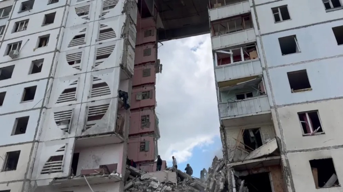 Intrarea prăbușită a unei clădiri rezidențiale din Belgorod. Captură de ecran din materialul postat de Viacheslav Gladkov pe Telegram.
