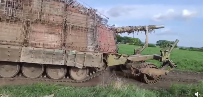 Tanc-țestoasă rusesc pe frontul din Ucraina, captură video surse deschise