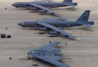 Două bombardiere B-52 și un B-2 Spirit la Baza Aeriană Barksdale. Sursa foto: Christopher Ebdon/Flickr